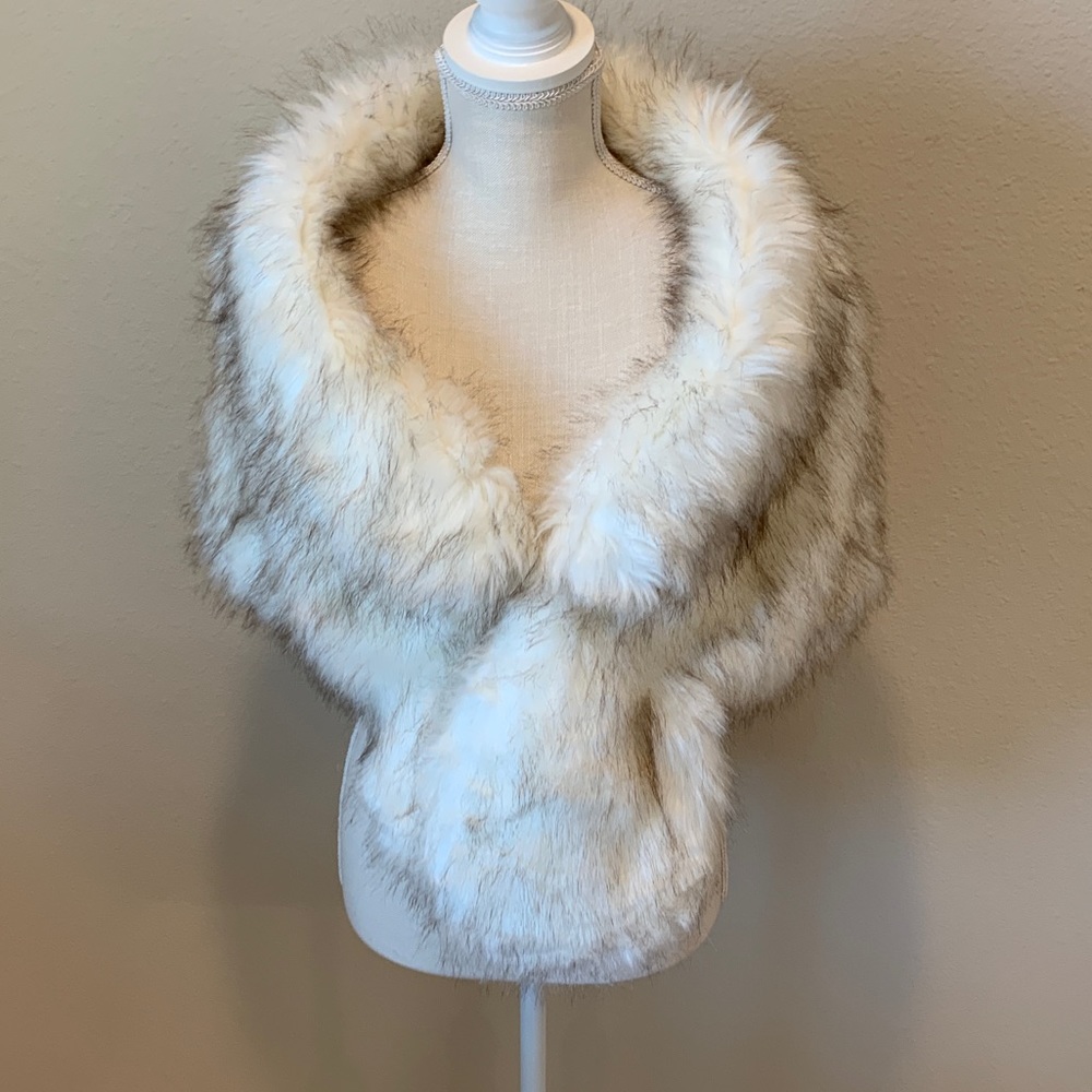 NWOT - Faux Fur Shawl Wrap